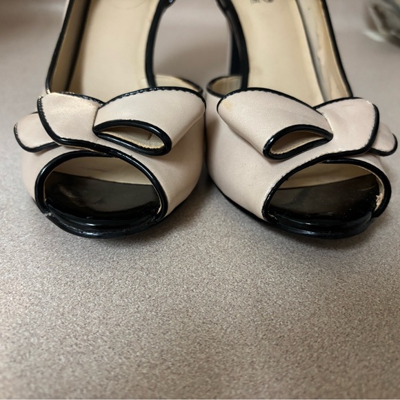 Coach and Four Cream/black heels - Picture 3 of 9
